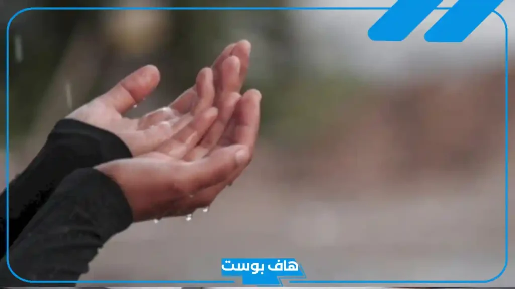 تفسير حلم رفع اليدين للدعاء تحت المطر في المنام للحامل والمتزوجة