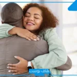 تفسير حلم العناق في المنام للمرأة العزباء لابن سيرين