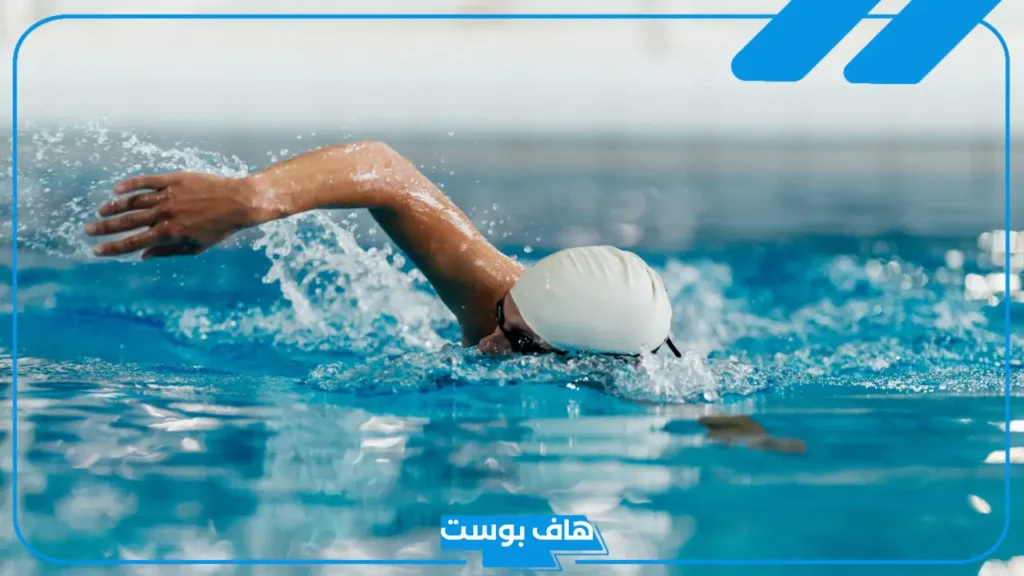 تفسير رؤية السباحة في البحر للعزباء والمتزوجة والحامل في المنام لابن سيرين