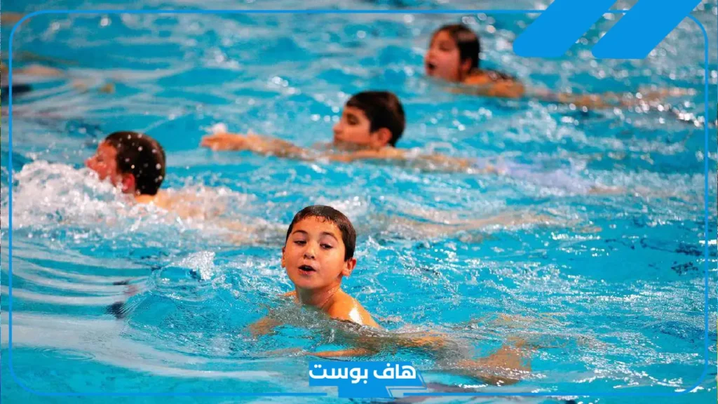 تفسير حلم السباحة في البحر مع الأشخاص في المنام لابن سيرين
