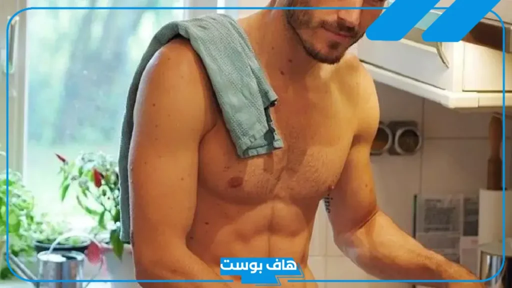 تفسير حلم شخص بدون ملابس وعارية في المنام للمرأة لابن سيرين 