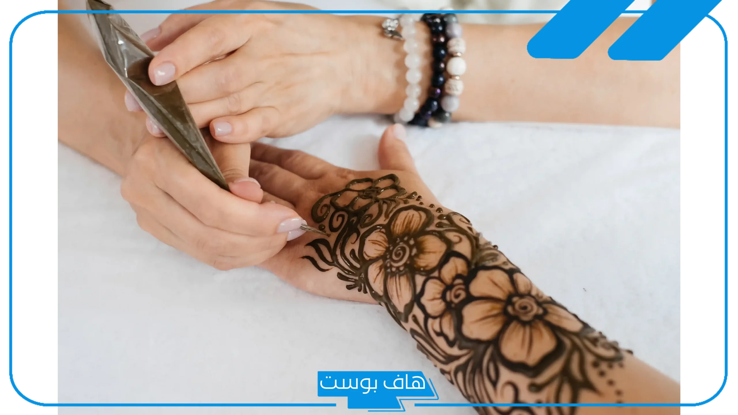 تفسير حلم نقش الحناء في المنام للعزباء في اليد اليسرى والرجلين